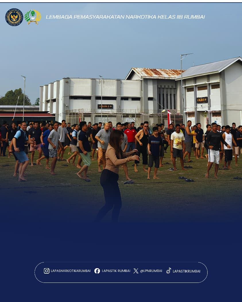 Lembaga Pemasyarakatan Narkotika Kelas IIB Rumbai melaksanakan kegiatan pembinaan jasmani melalui senam pagi rutin diikuti oleh Warga Binaan.
